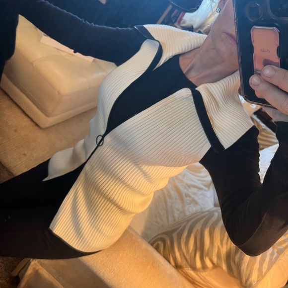 AKRIS PUNTO Vest- off white knit vest with black Euro zipper fits a 2-6 size - Picture 11 of 16